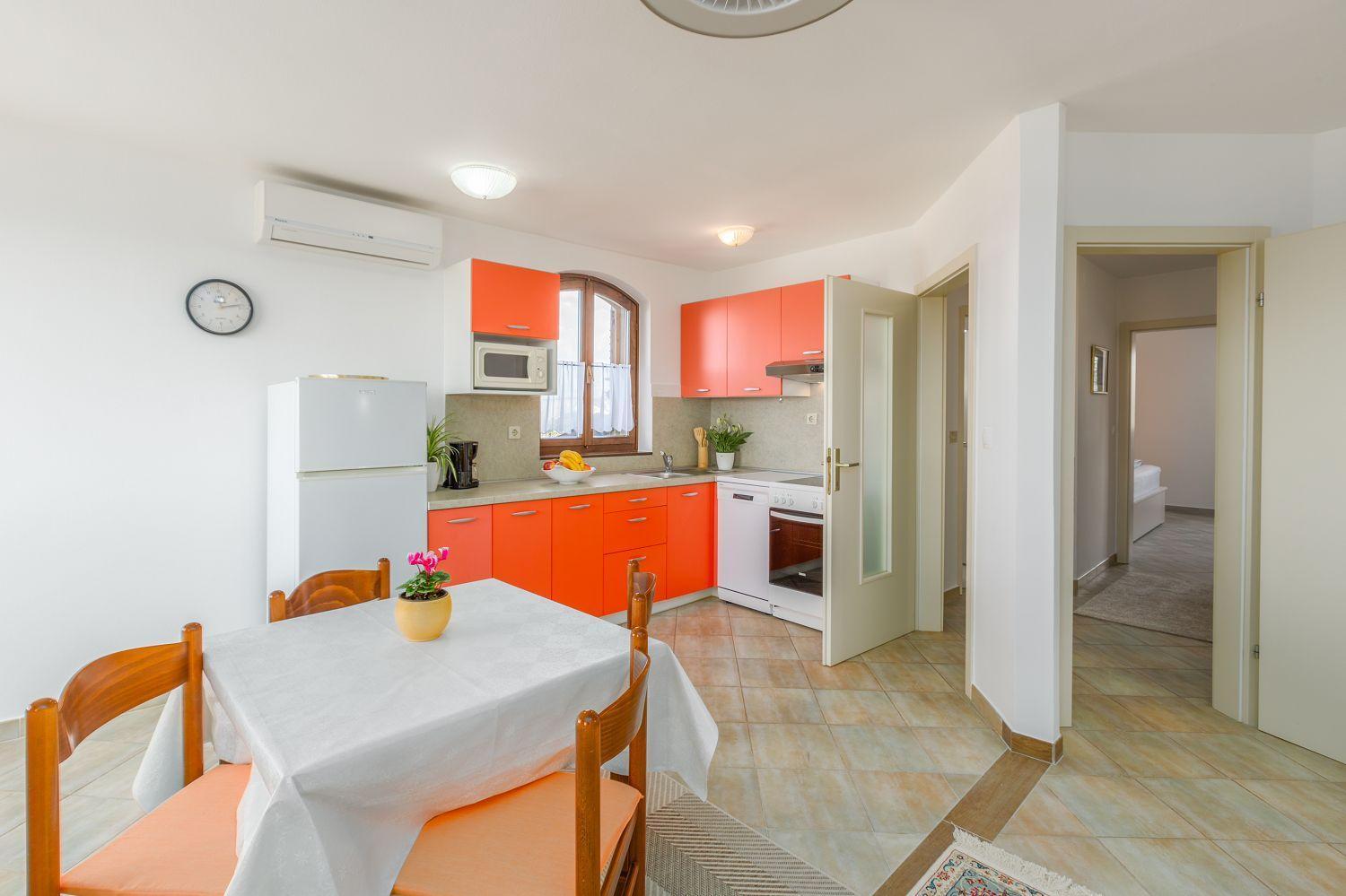 Apartment Idyllisches Nur 250 Meter Zum Mit Pool, Meerblick, Grillbereich, Liegen Poreč